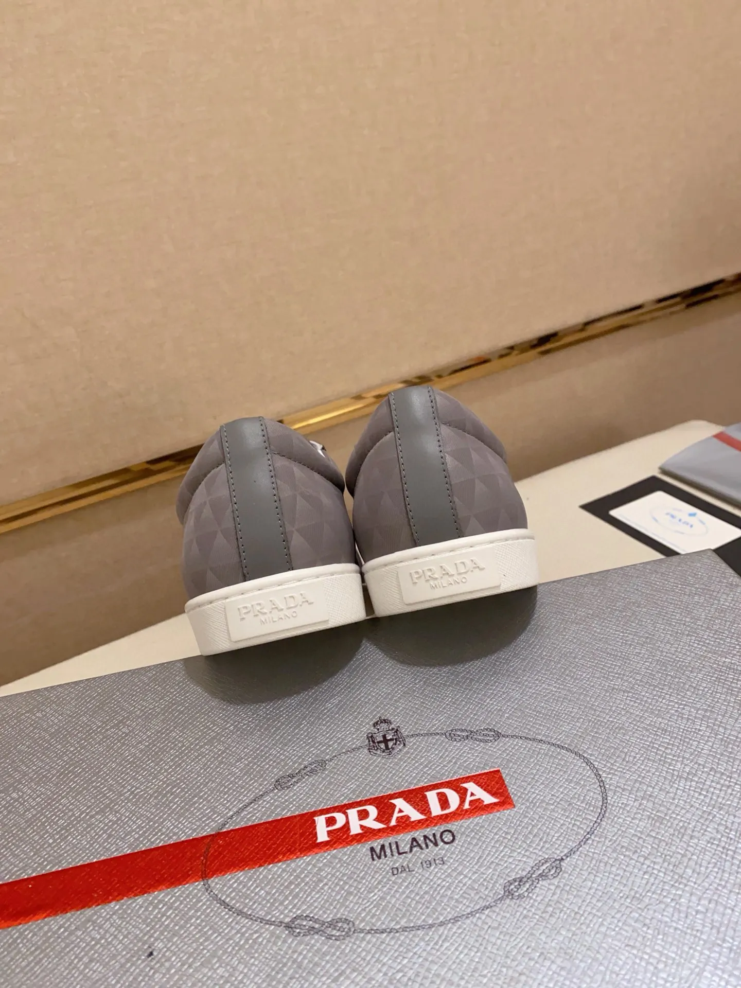 Men's shoes 💰 580💰 ✔️✔️✔️High-quality new PRADA counters are launched at the same time. The new men's shoes and 😘fabrics are selected from first-layer cowhide and are made by pure handicrafts. Lining: Full cowhide lining. 👍🏿 High-end ☄️ air-cushion molded anti-slip rubber outsole, exquisite lines, simple and elegant, comfortable and high-end for leisure travel. Code number: 38 to 44 (45 can be customized)